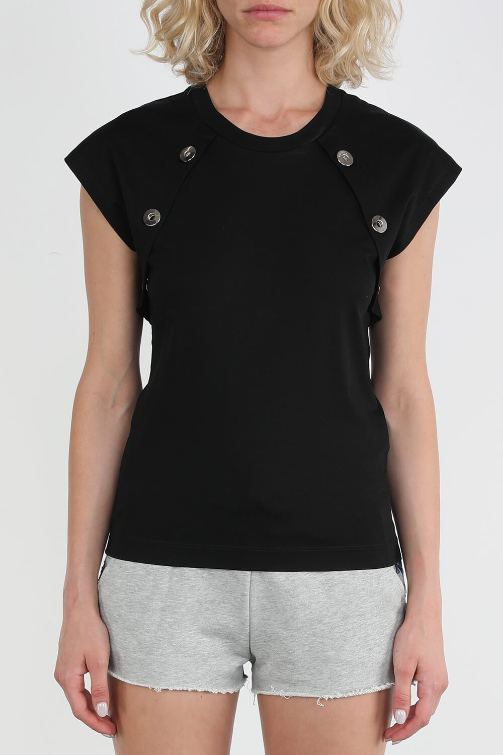 תמונת דוגמן קידמית של חולצת טי שחורה עם כפתורים כסופים