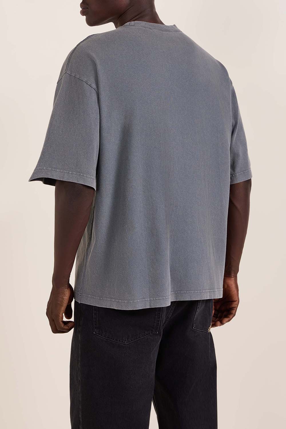 תמונת דוגמן אחורית של חולצת טי