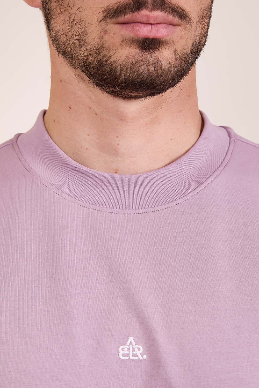 תמונת תקריב דוגמן של חולצת טי אוברסייז