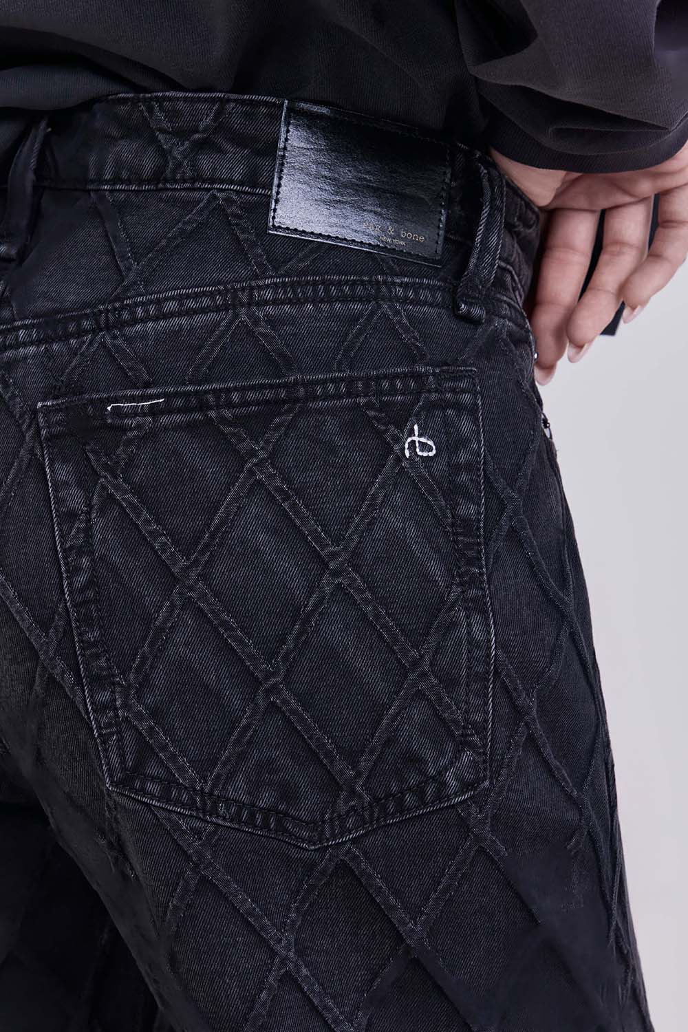 תמונת תקריב דוגמן של מכנסי ג'ינס בגזרה ישרה