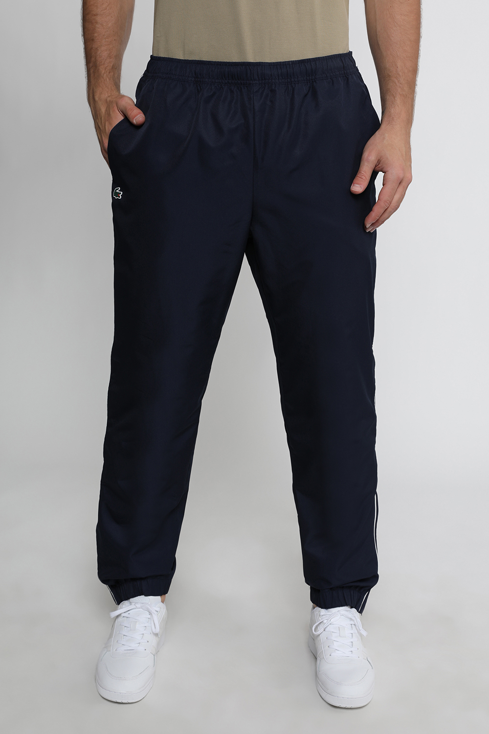 תמונת תקריב דוגמן של חליפה ספורטיבית מכנסי ג'וג וז'קט