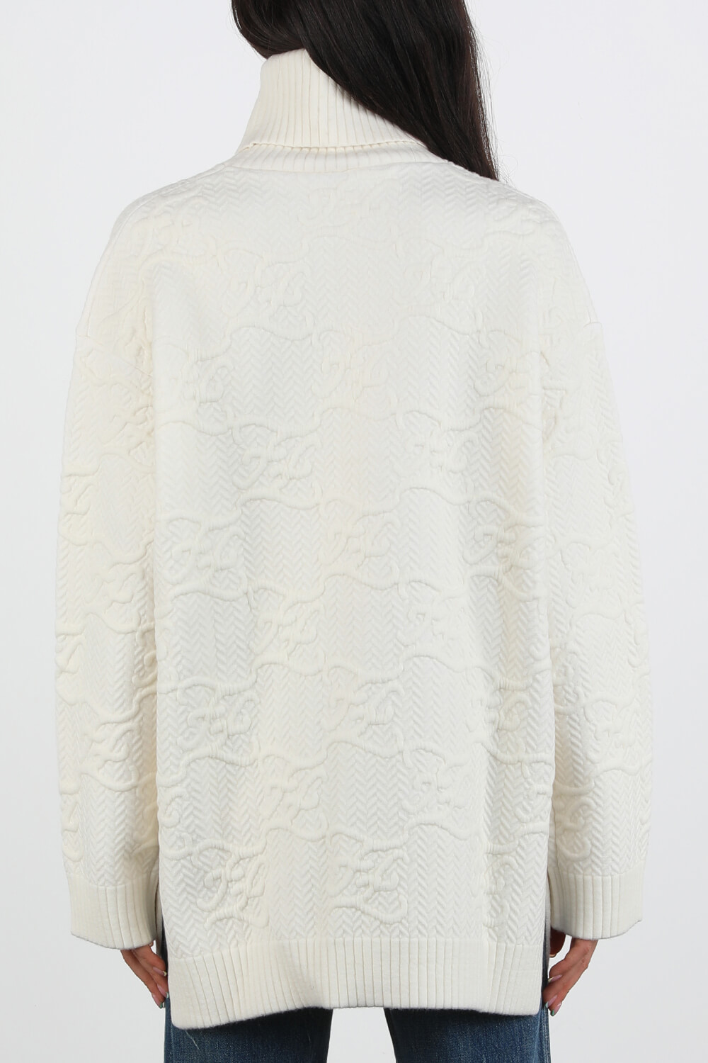 תמונת דוגמן אחורית של סוודר גולף אוברסייז בגוון לבן