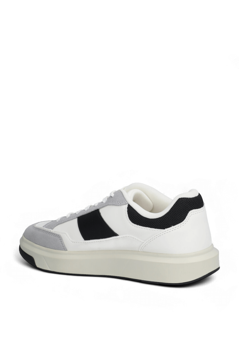 תמונה אחורית של נעלי סניקרס