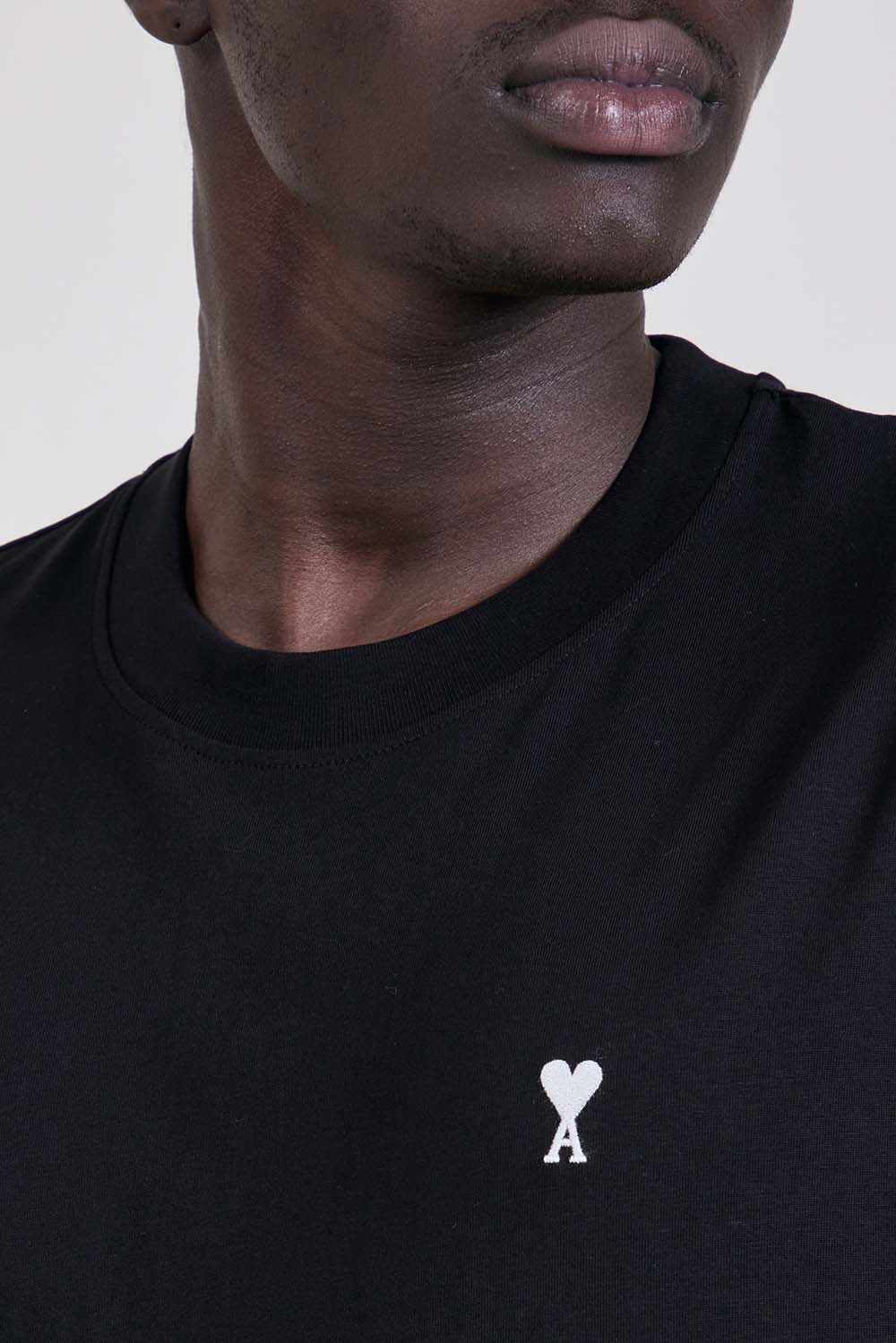 תמונת תקריב דוגמן של חולצת טי