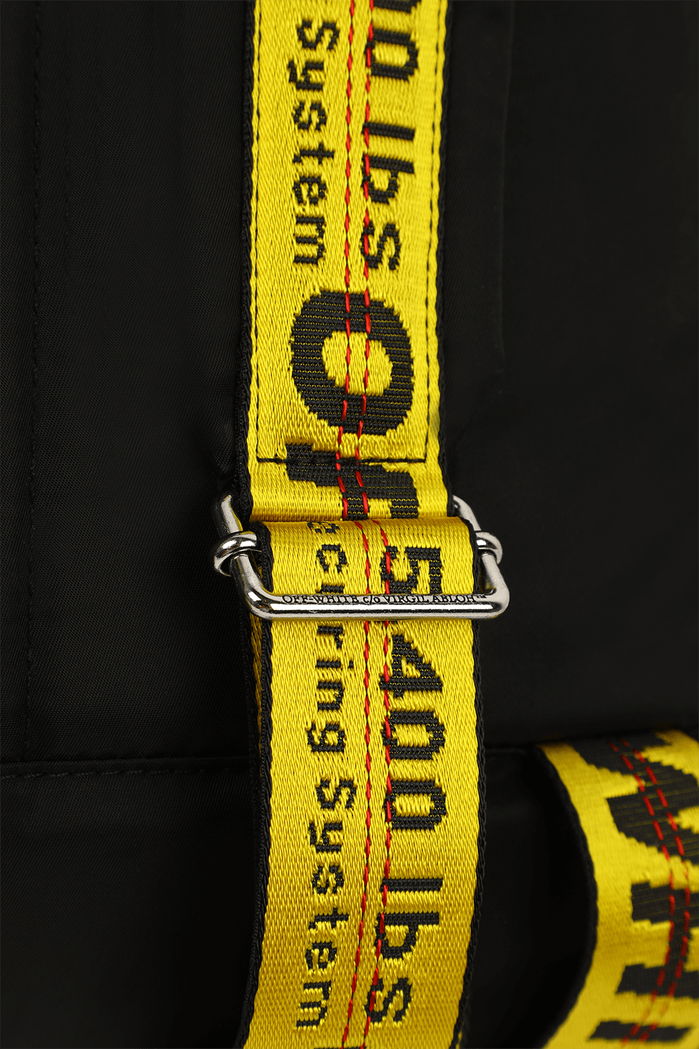 תמונת תקריב של תיק גב שחור עם מיתוג צהוב