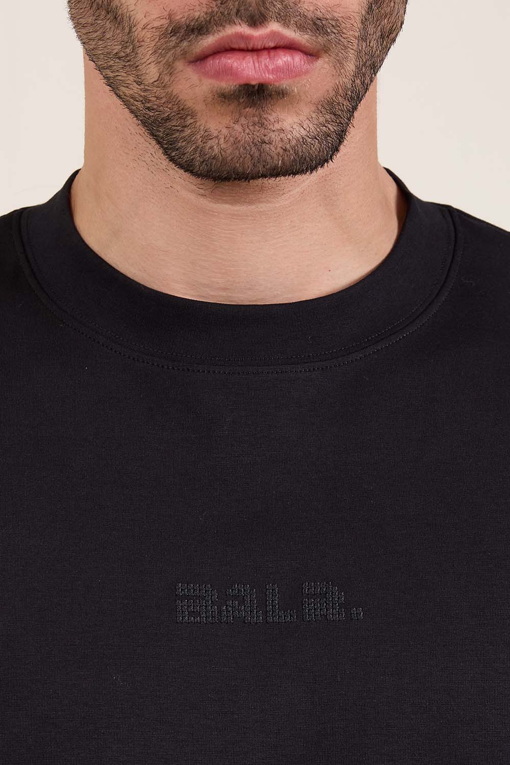 תמונת תקריב דוגמן של חולצת טי ארוכה אוברסייז