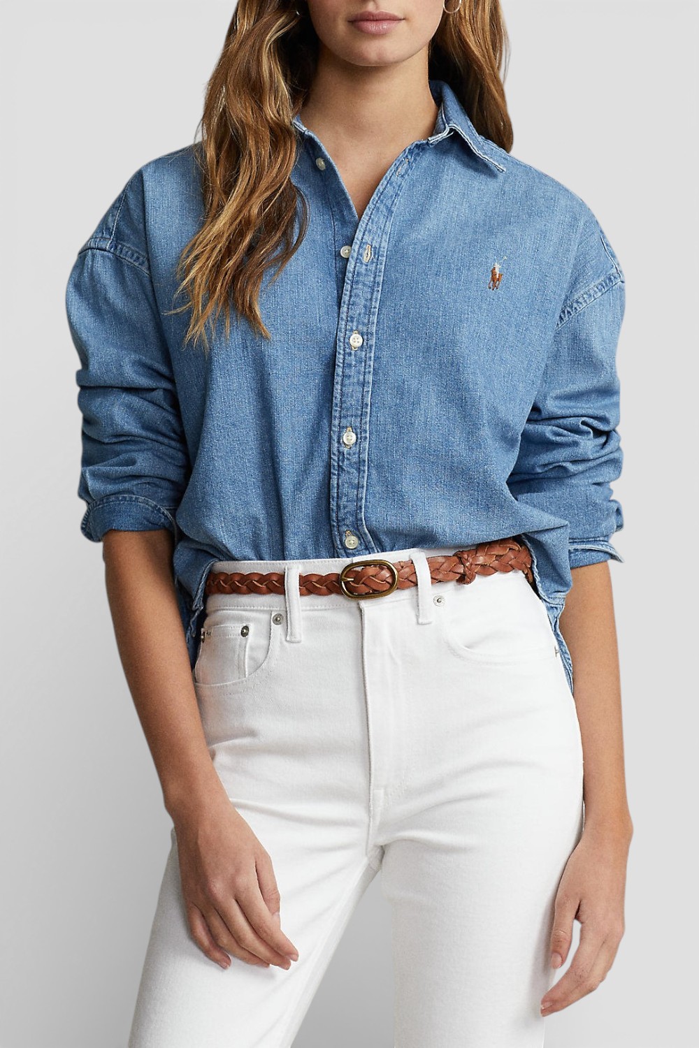 תמונת דוגמן קידמית של חולצת כפתורים ג'ינס