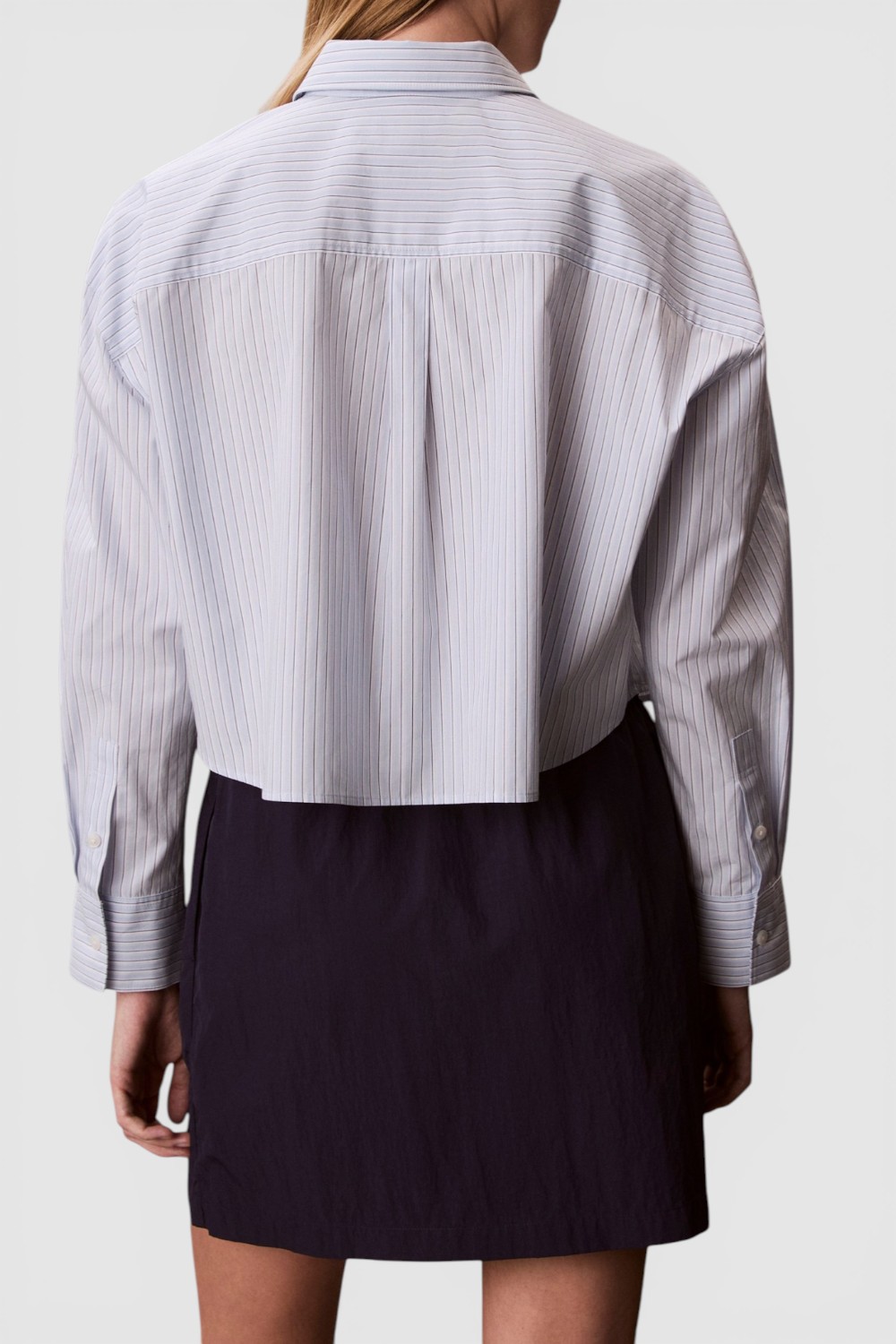 תמונת דוגמן אחורית של חולצה מכופתרת קרופ