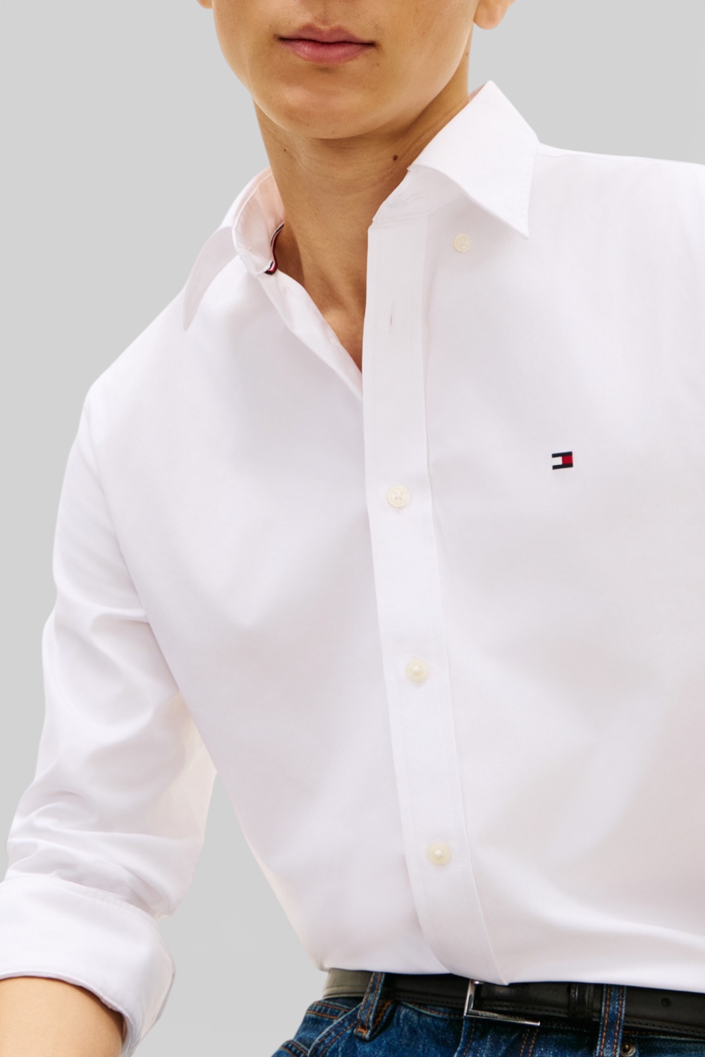 תמונת תקריב דוגמן של חולצה מכופתרת