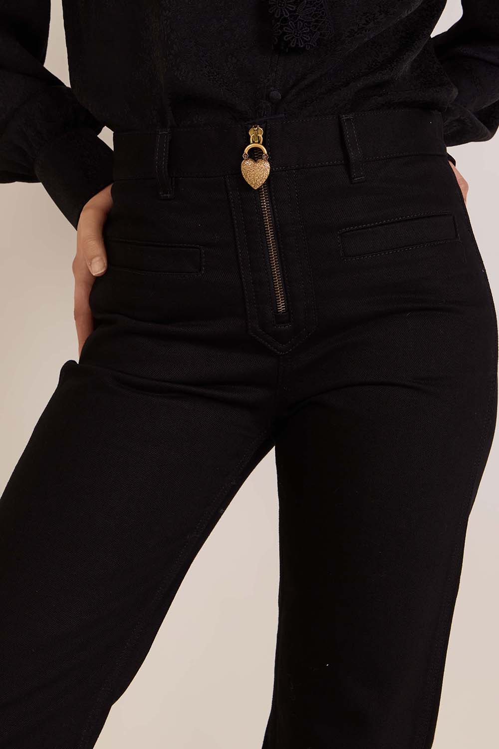 מכנסי ג'ינס בגזרה מתרחבת