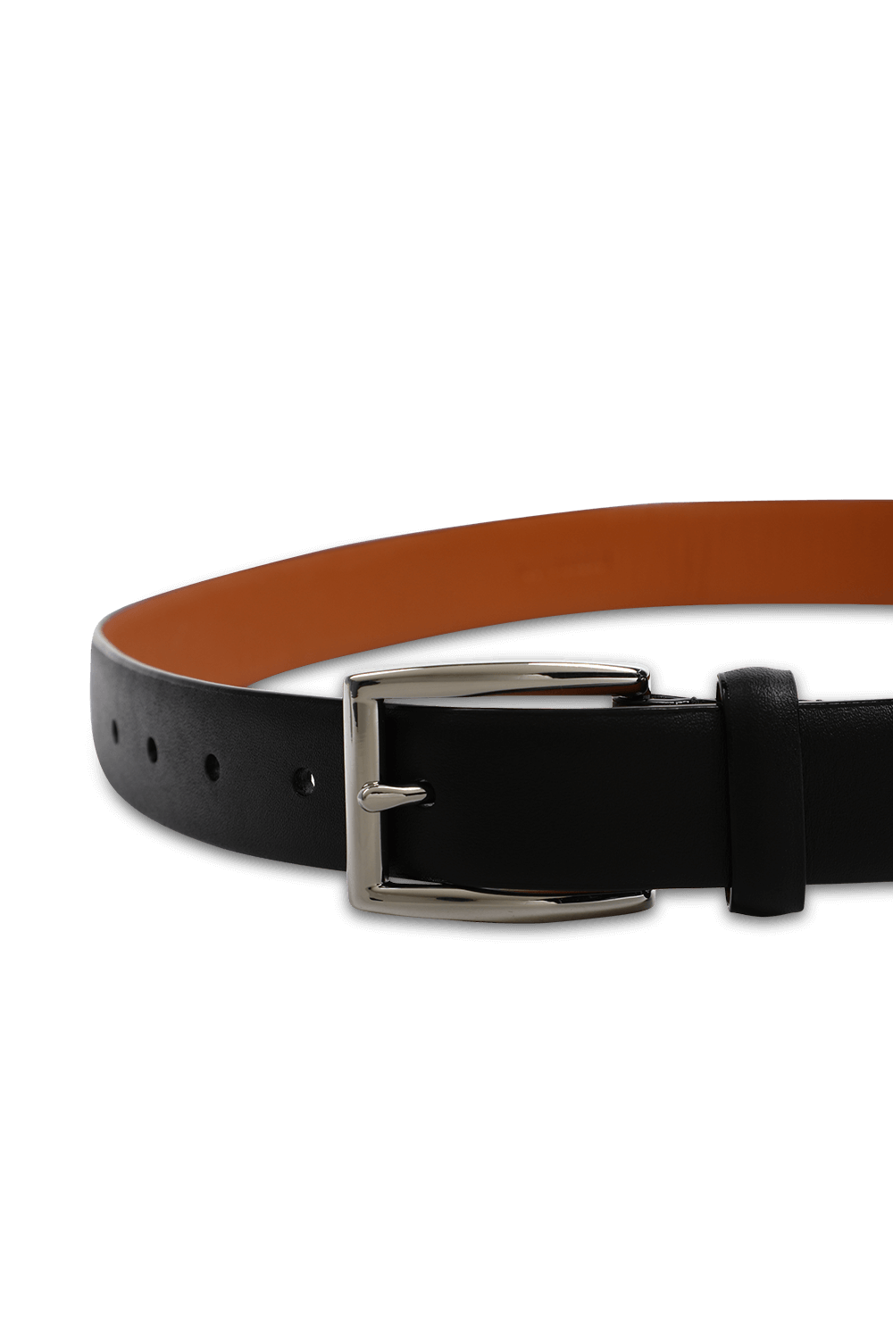 תמונת תקריב של חגורת עור עם אבזם מטאלי