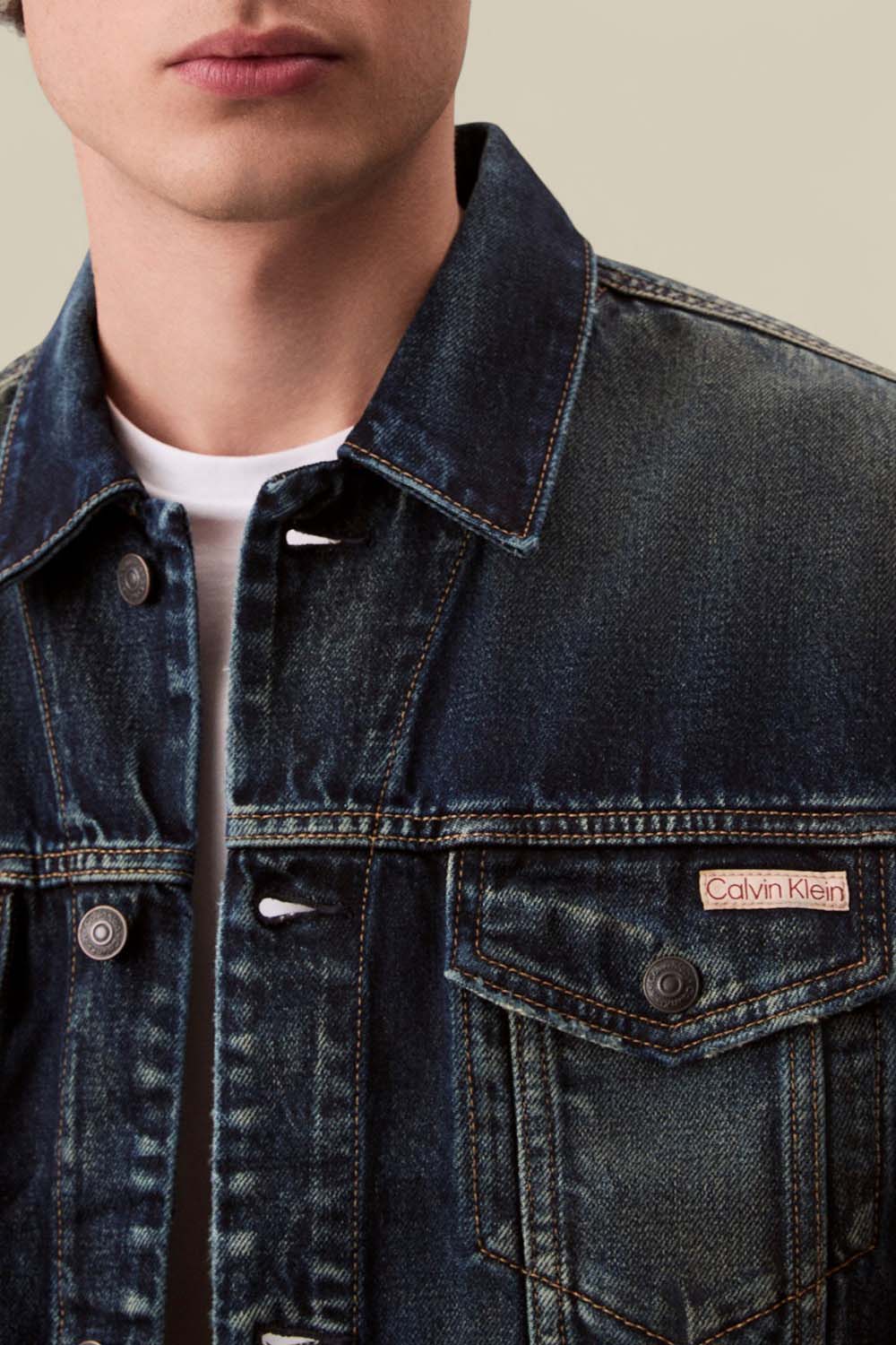 תמונת תקריב דוגמן של ז'קט ג'ינס