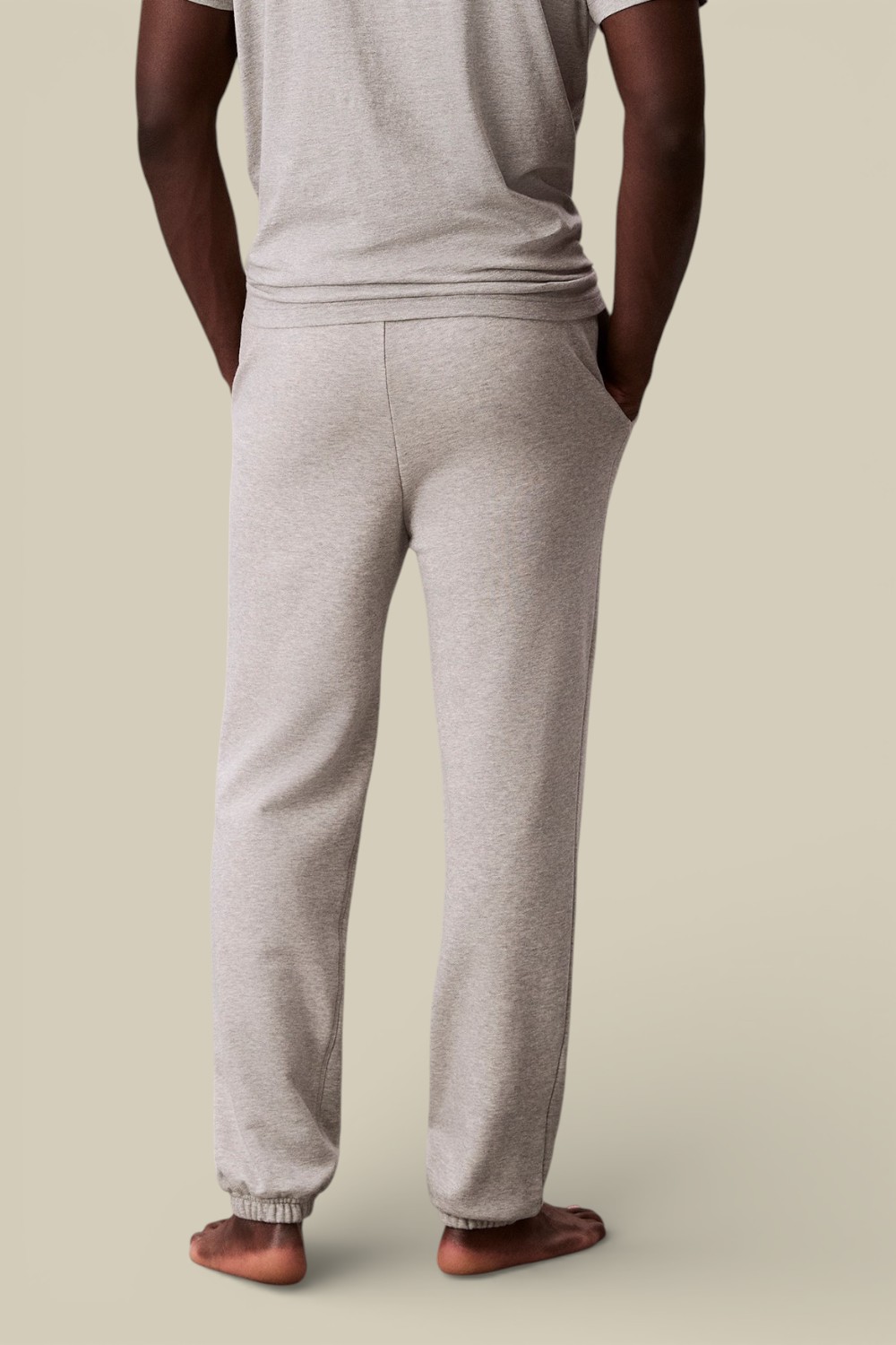 תמונת דוגמן אחורית של מכנסי ג'וגר ארוכים