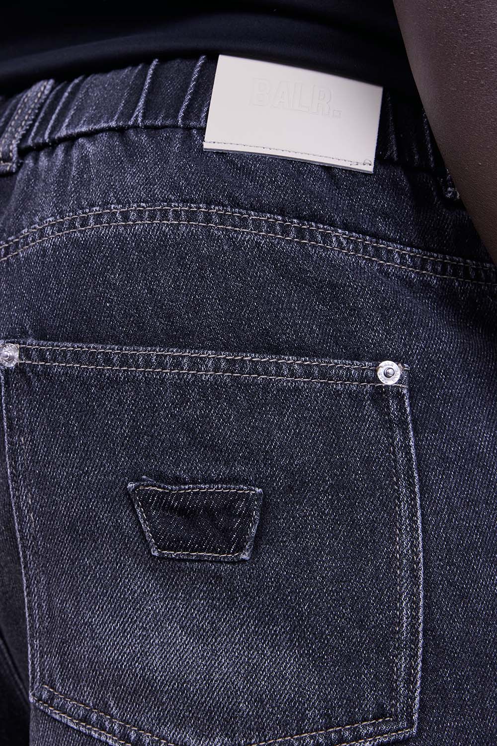 תמונת תקריב דוגמן של מכנסי ג'ינס ברמודה