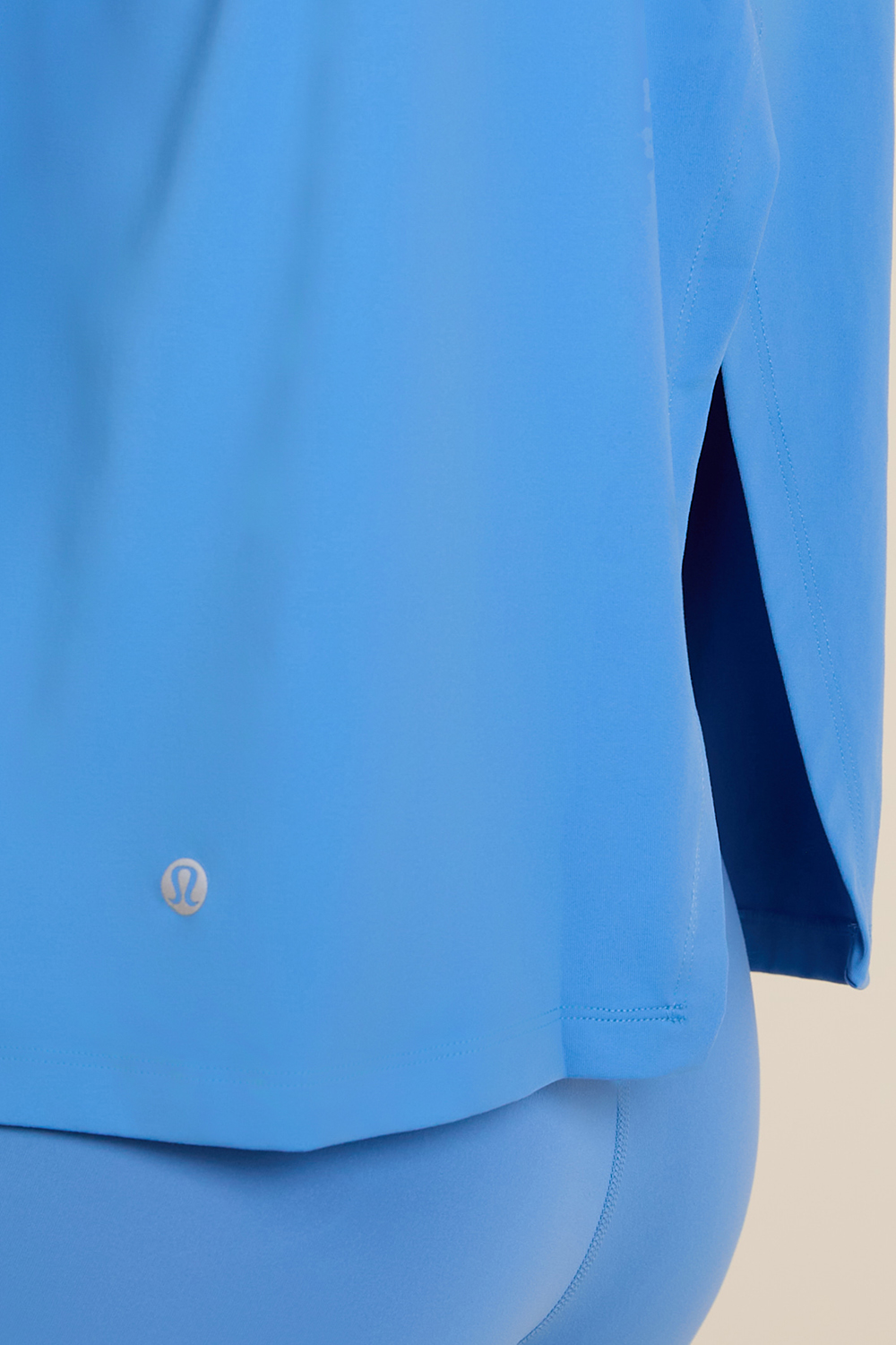 תמונת תקריב דוגמן של Cross-Back Graphic Tank Top