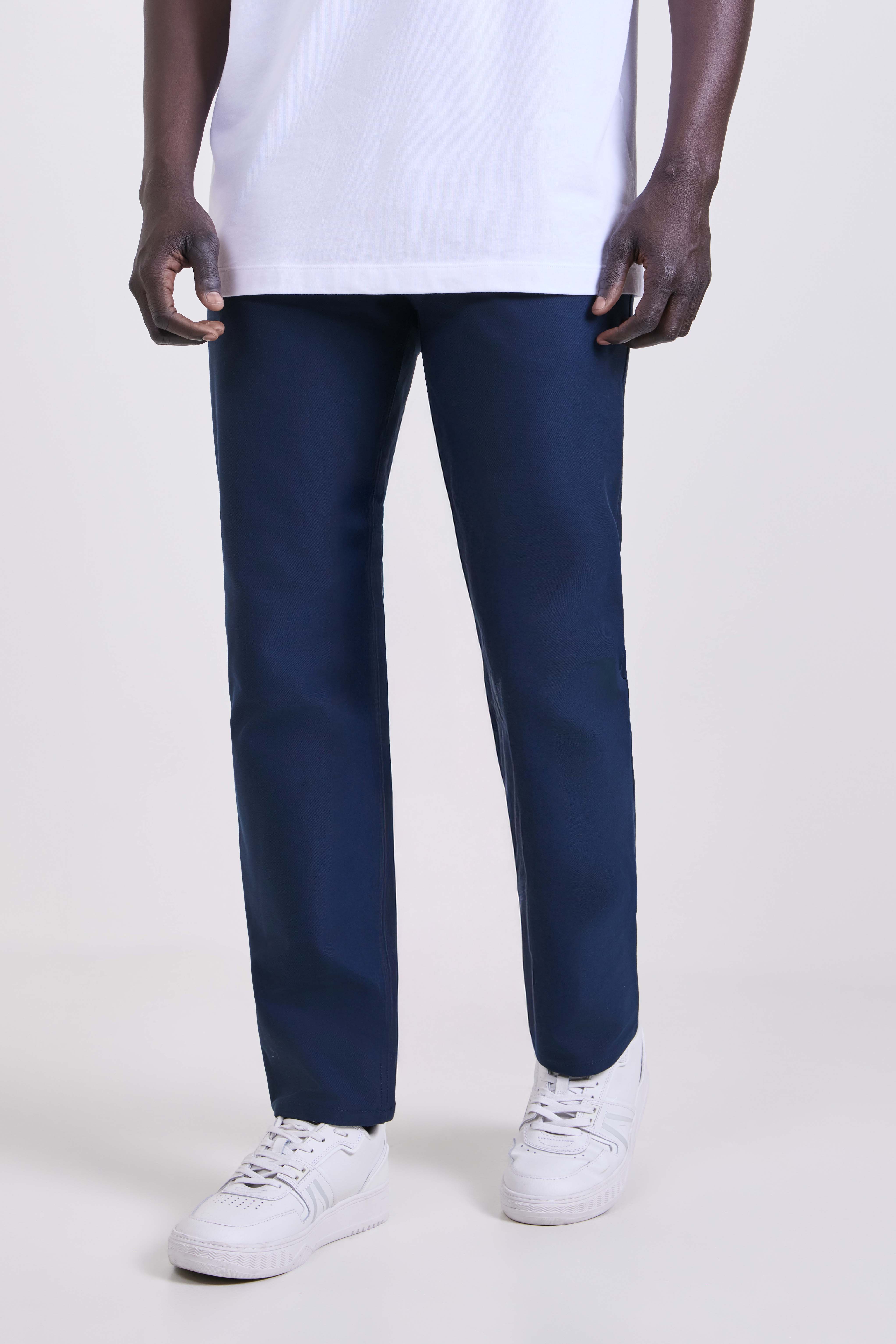 תמונת דוגמן קידמית של EasyFive Slim-Straight Pant 32L