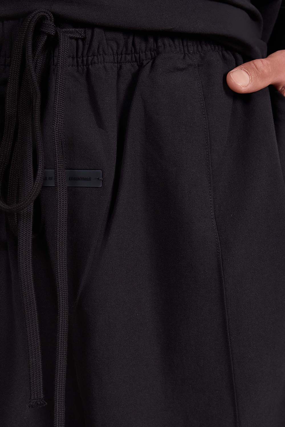 תמונת דוגמן אחורית של מכנסיים ארוכים משוחררים