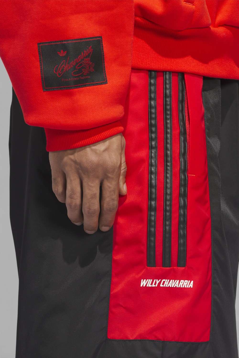 תמונת תקריב דוגמן של מכנסי ג'וגר אדידס X וילי צ'אווריה