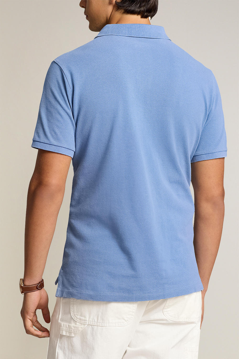 תמונת דוגמן אחורית של חולצת פולו קצרה