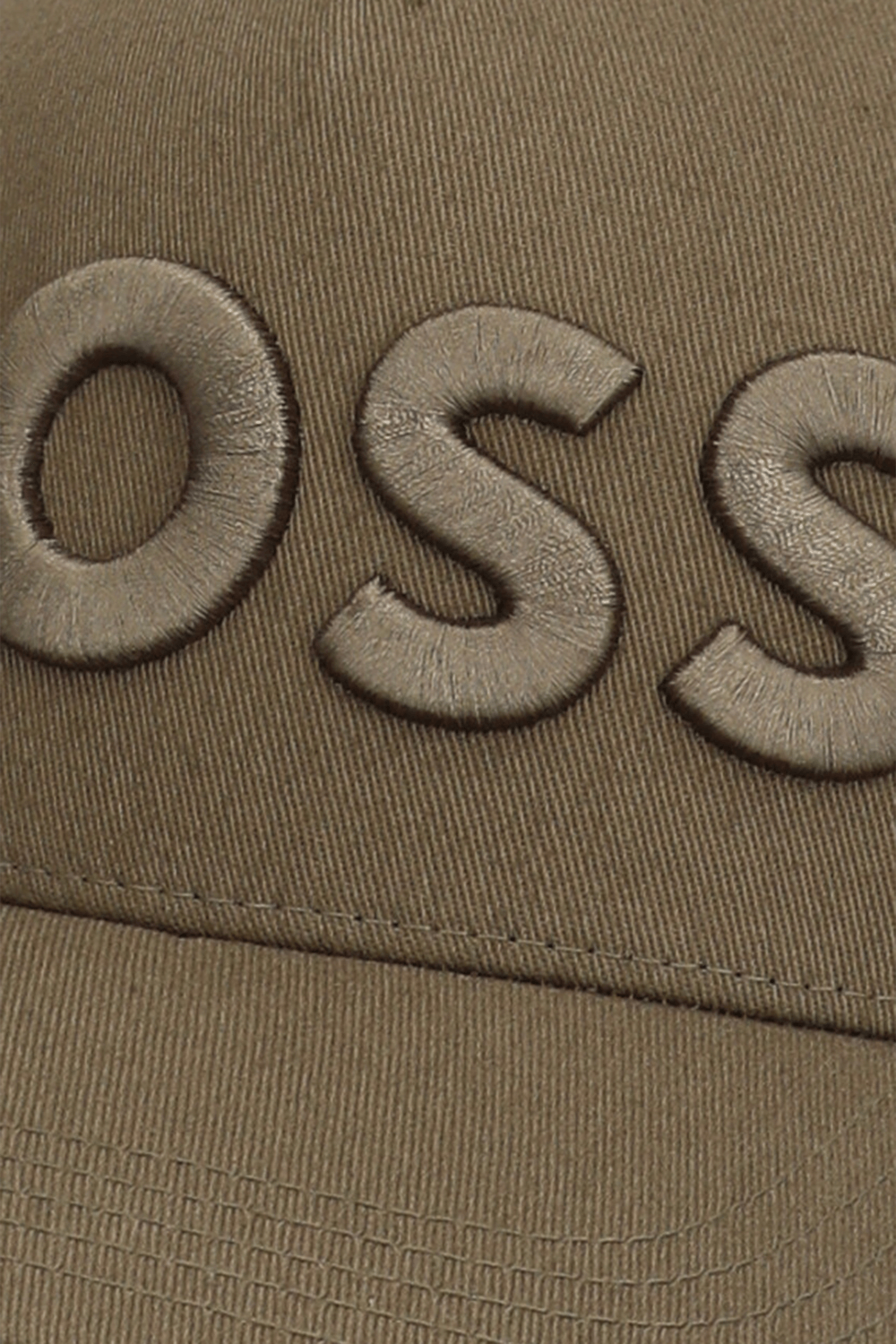 תמונת תקריב של כובע מצחייה עם לוגו