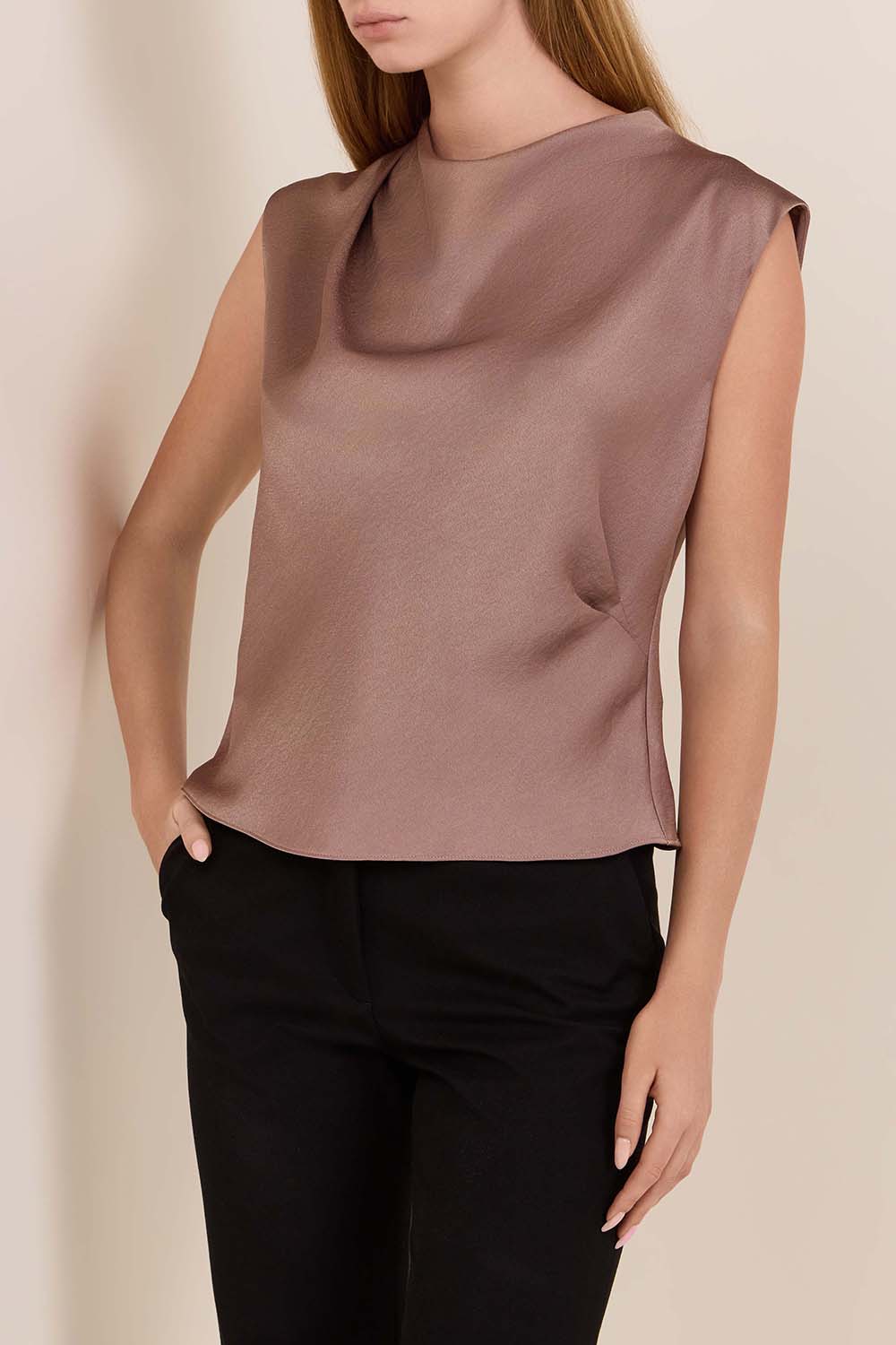 תמונת דוגמן קידמית של גופיית סאטן