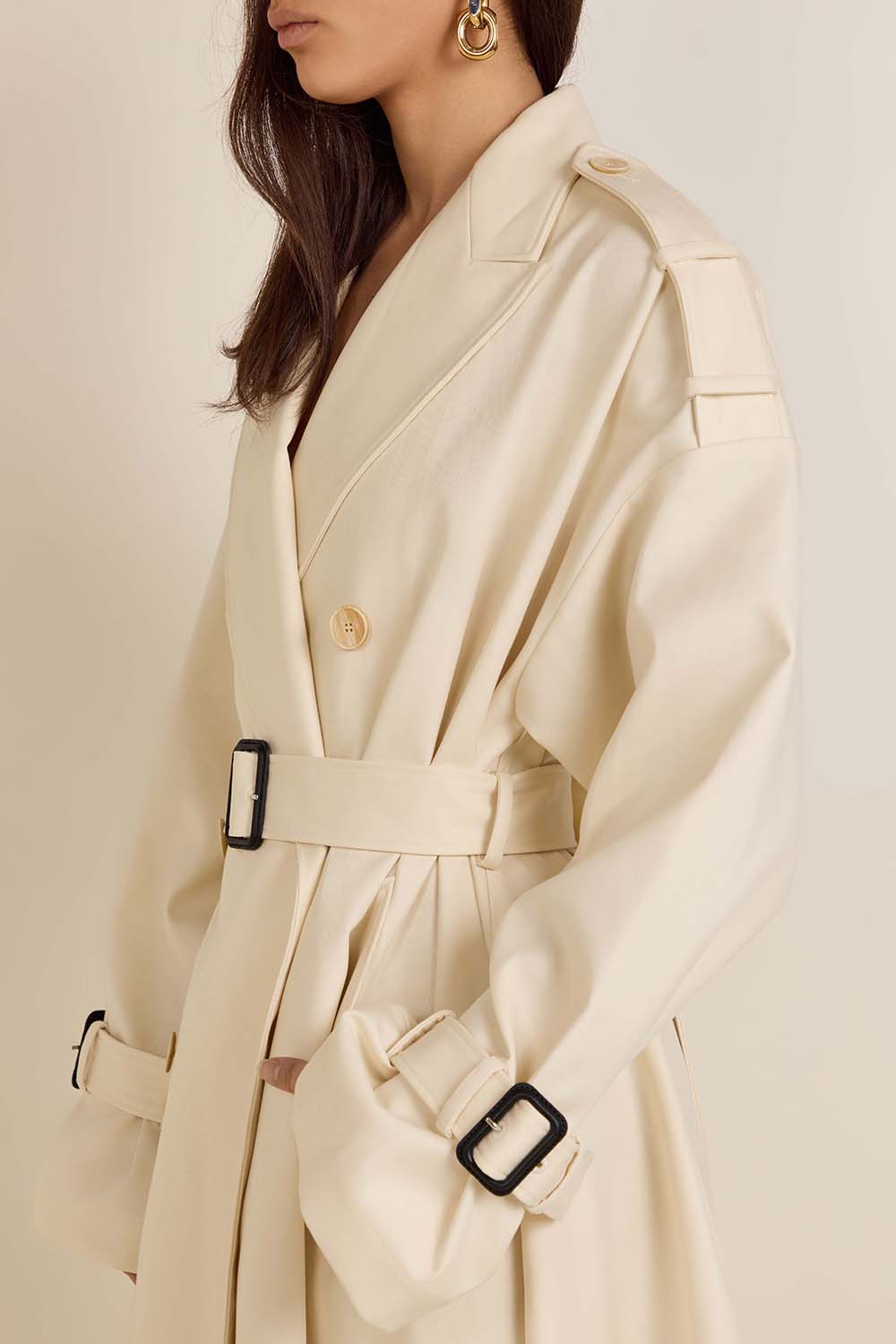 תמונת תקריב דוגמן של מעיל טרנץ' ארוך