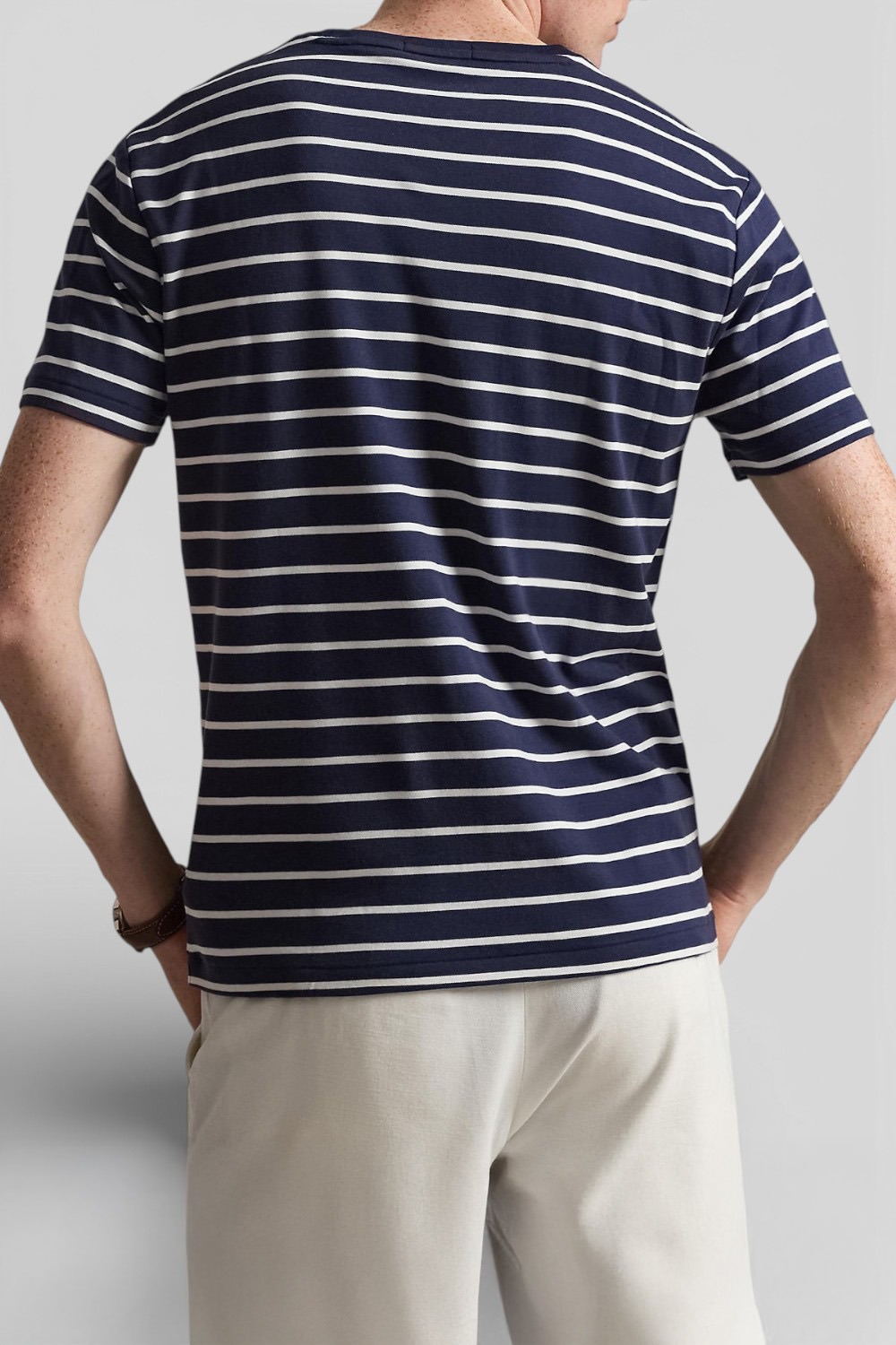 תמונת דוגמן אחורית של חולצת טי