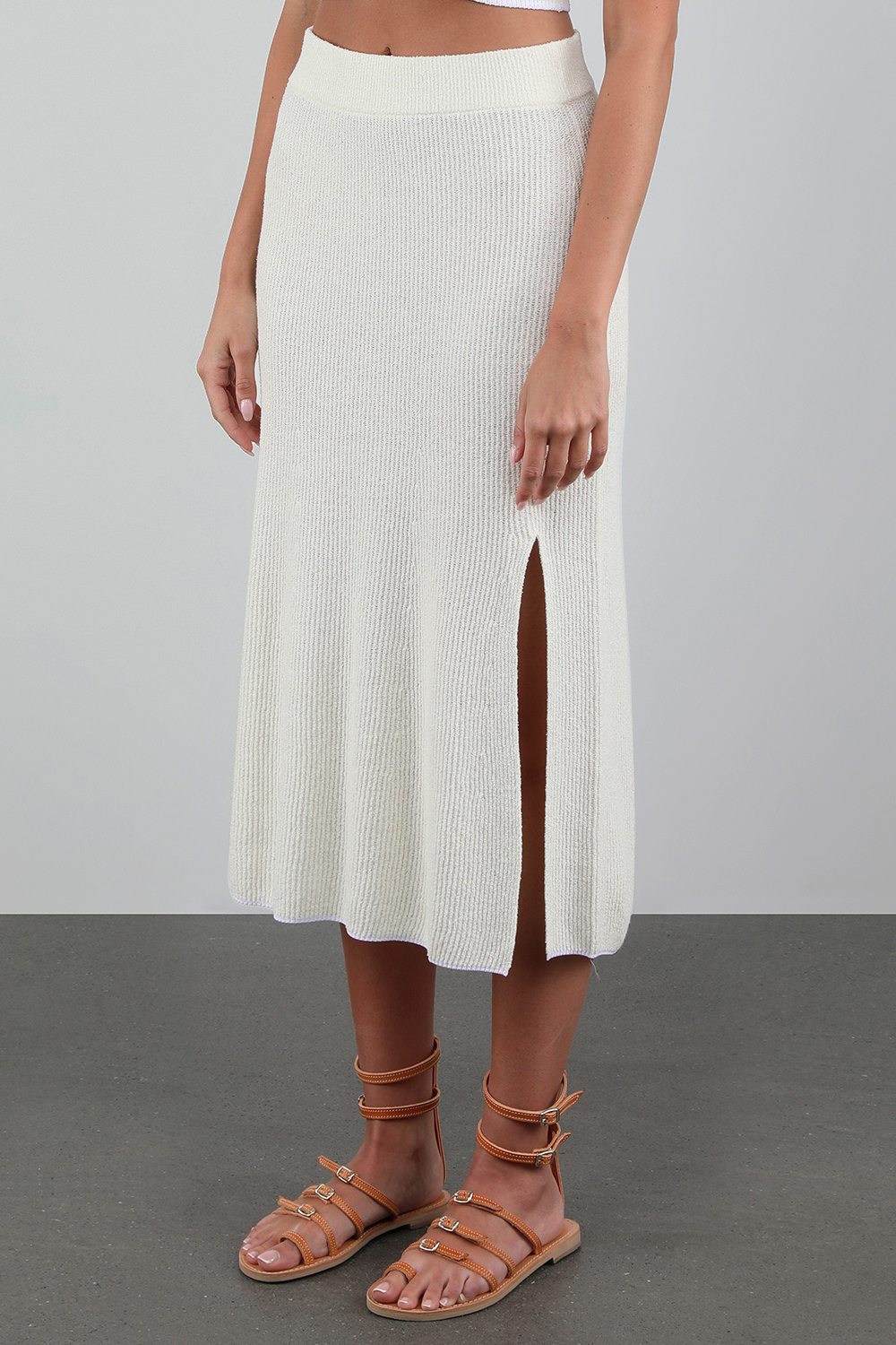 תמונת דוגמן קידמית של חצאית מידי ריב לבנה