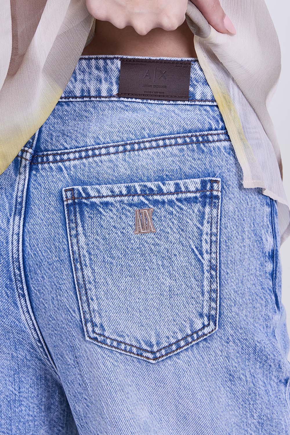 תמונת תקריב דוגמן של מכנסי ג'ינס בגזרה משוחררת