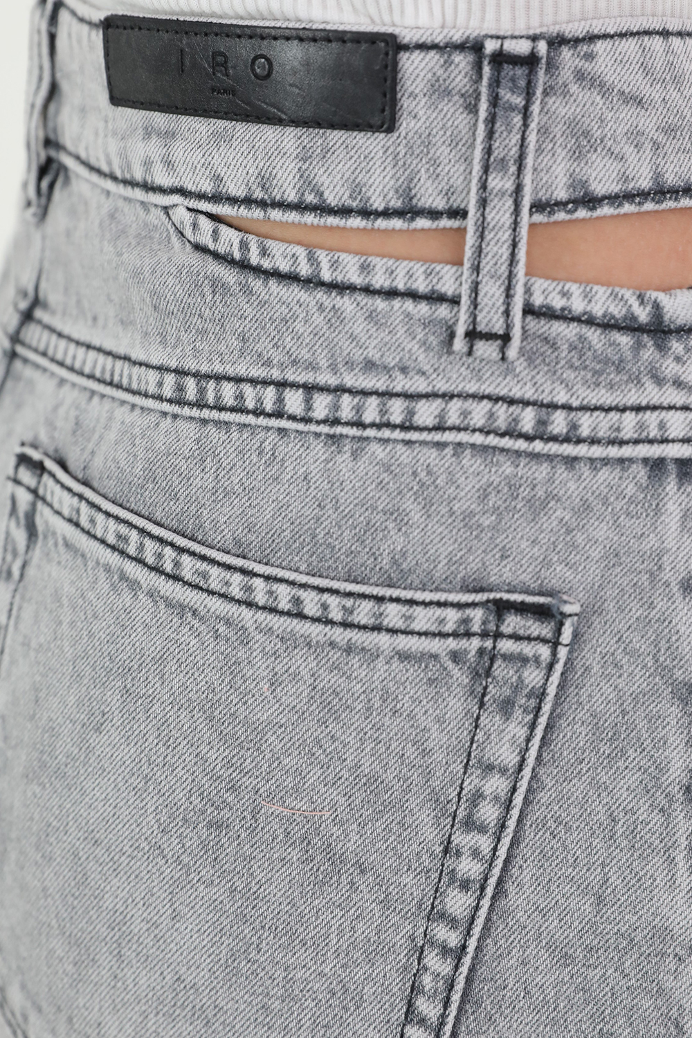 תמונת תקריב דוגמן של חצאית ג'ינס מקסי