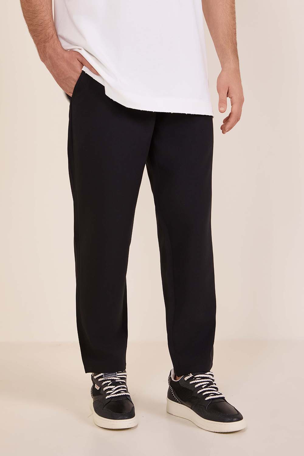 תמונת דוגמן קידמית של מכנסיים מחויטים