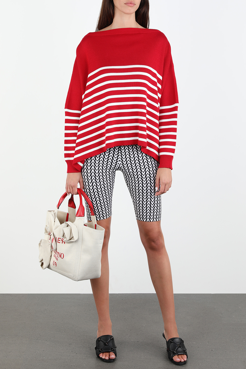 תמונת דוגמן קידמית של סנדלי עקב שחורים מעור עם ניטים כסופים