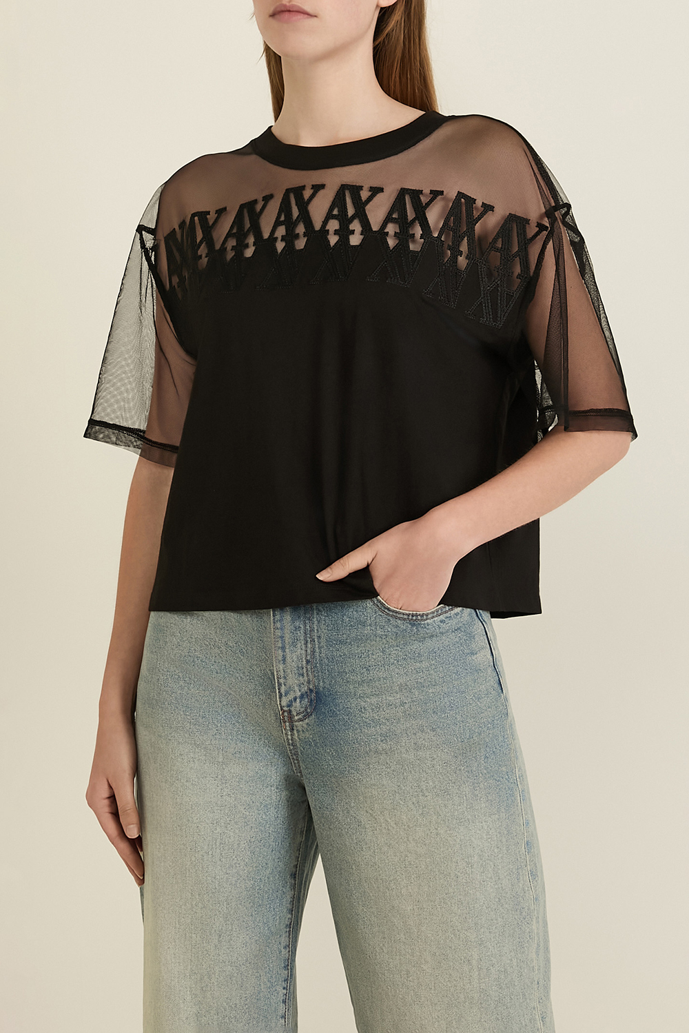 תמונת דוגמן קידמית של חולצת טי חצי-שקופה