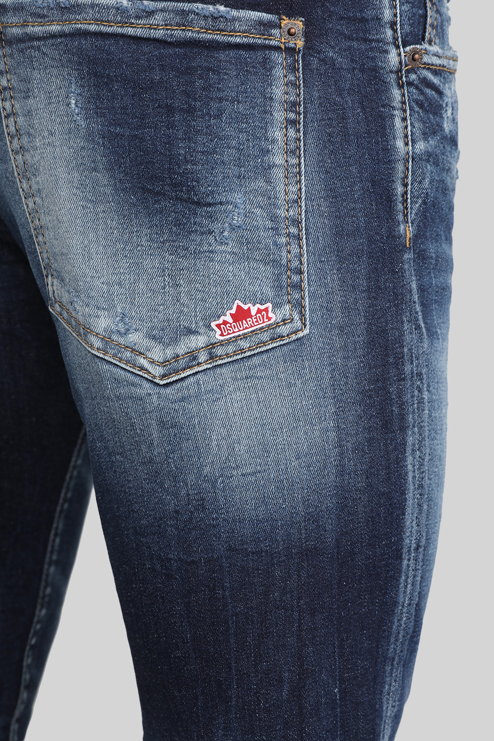 תמונת תקריב דוגמן של מכנסי ג`ינס