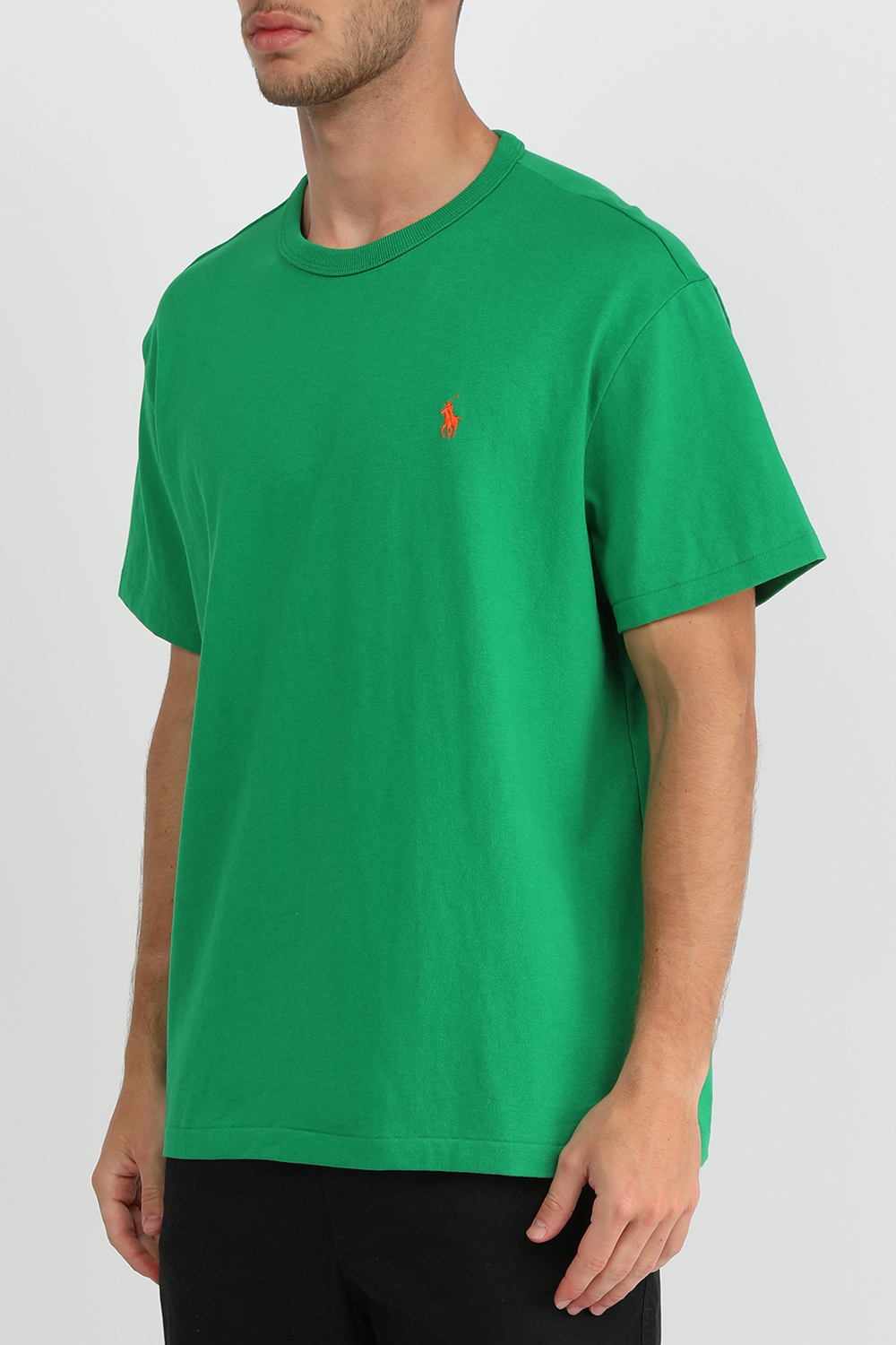 תמונת דוגמן קידמית של טישירט ירוקה עם לוגו רקום