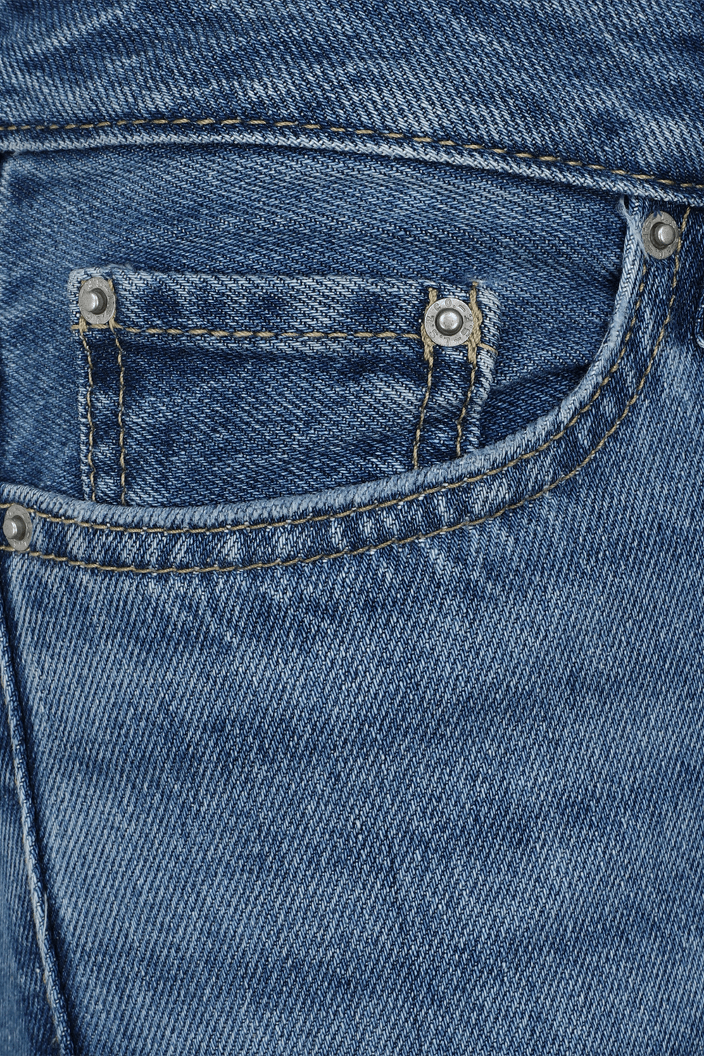 תמונה אחורית של מכנסי ג'ינס לואו פיץ' ישרים