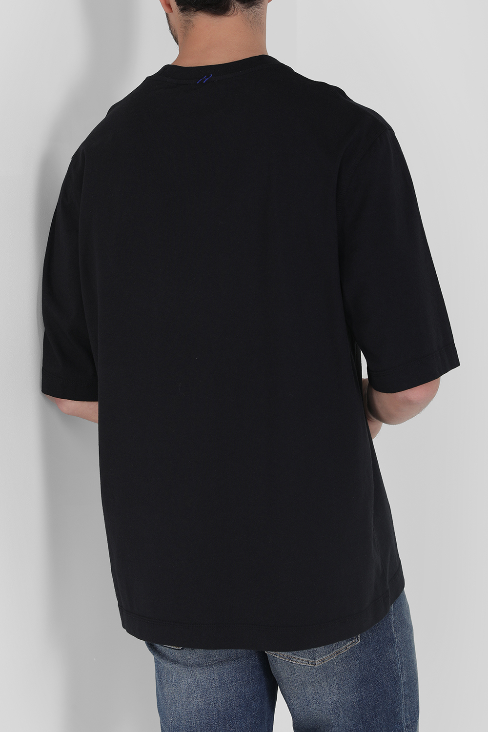 תמונת דוגמן אחורית של חולצת טי