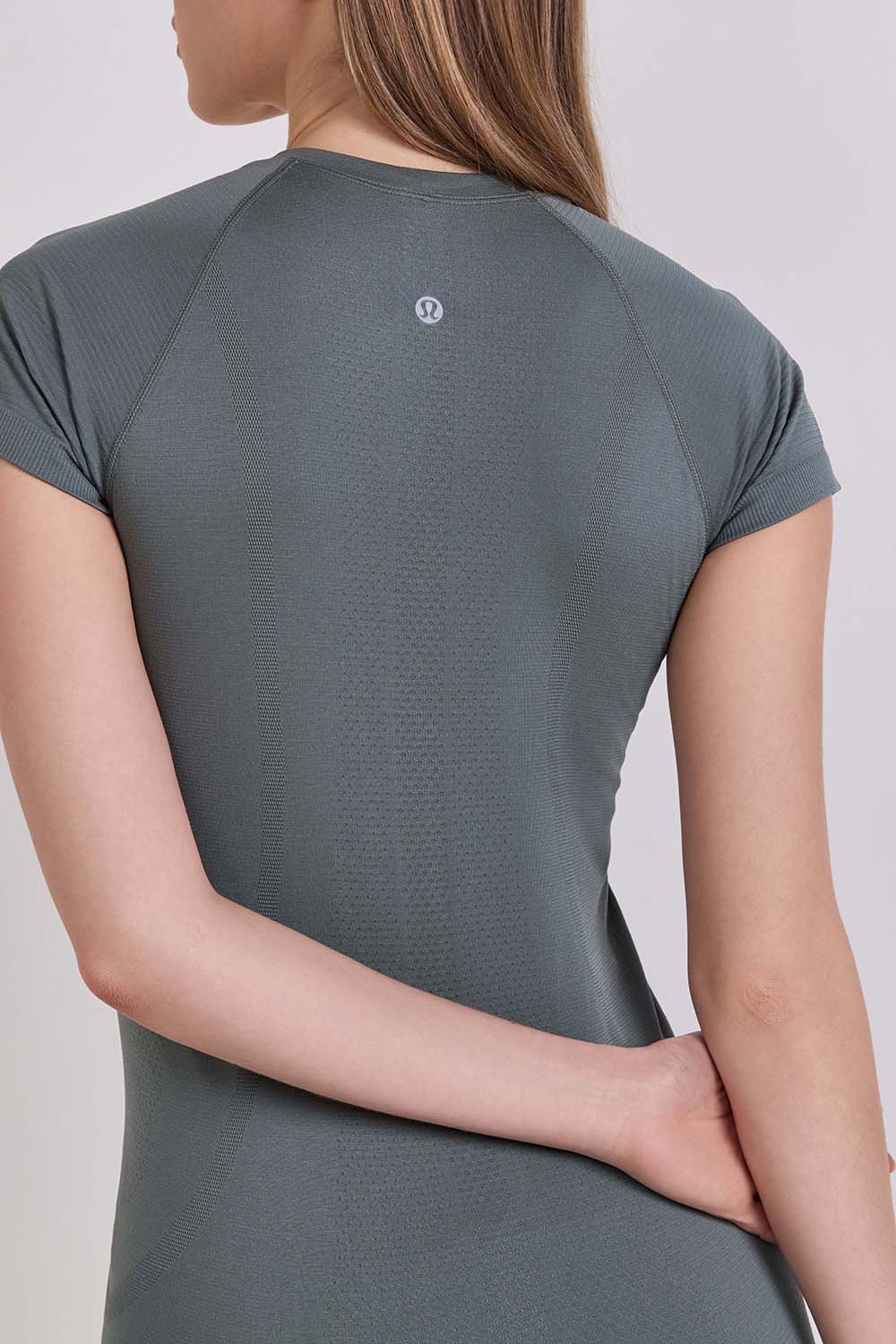 תמונת תקריב דוגמן של Swiftly Tech Short Sleeve 2.0