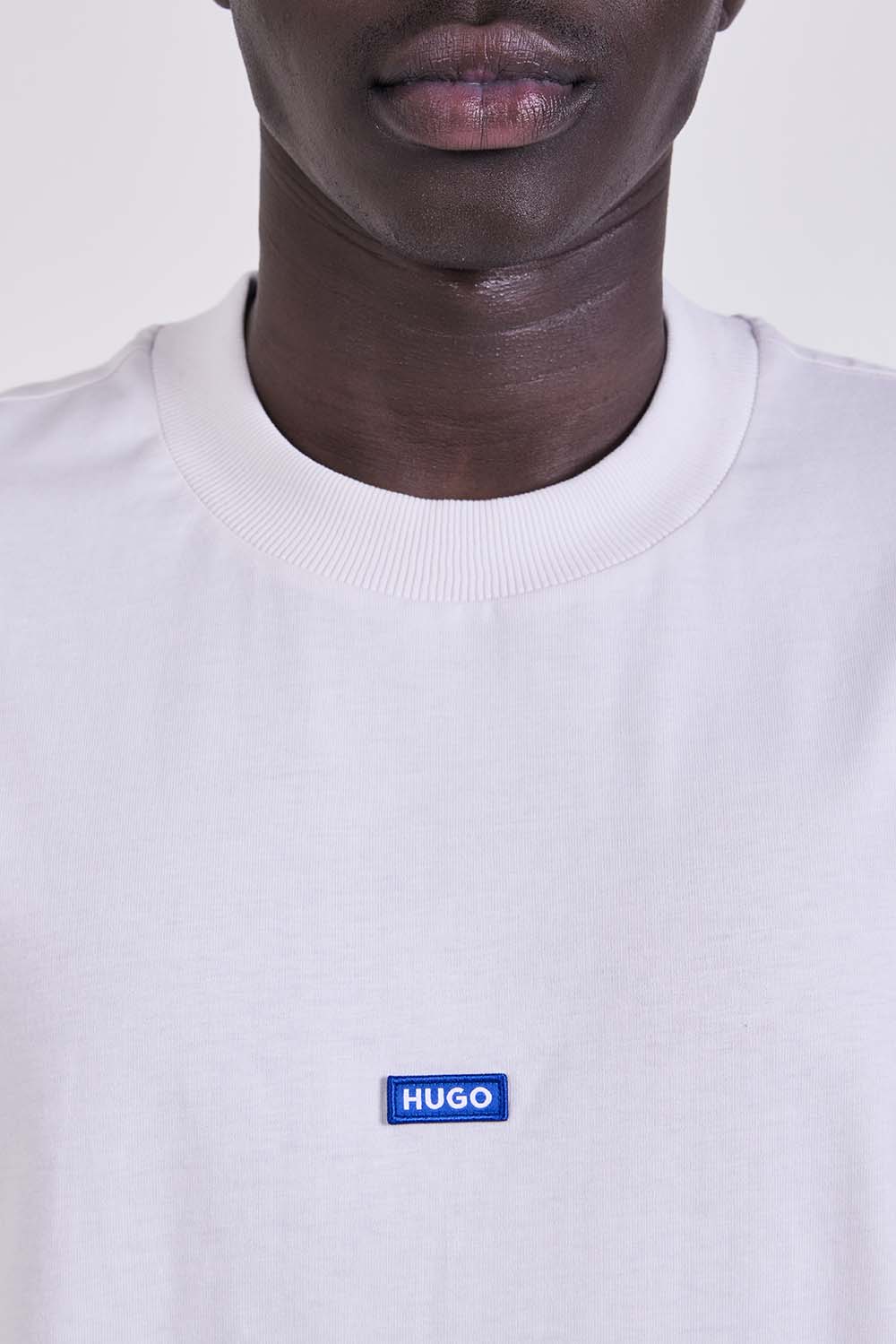 תמונת תקריב דוגמן של חולצת טי בגזרה ישרה