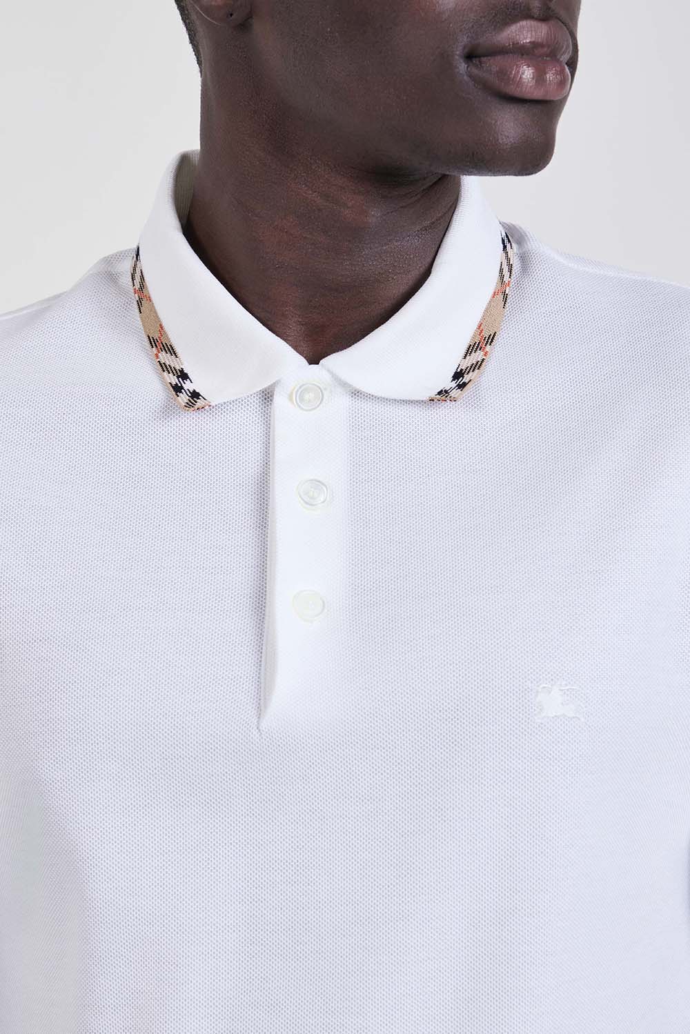 תמונת תקריב דוגמן של חולצת פולו קצרה