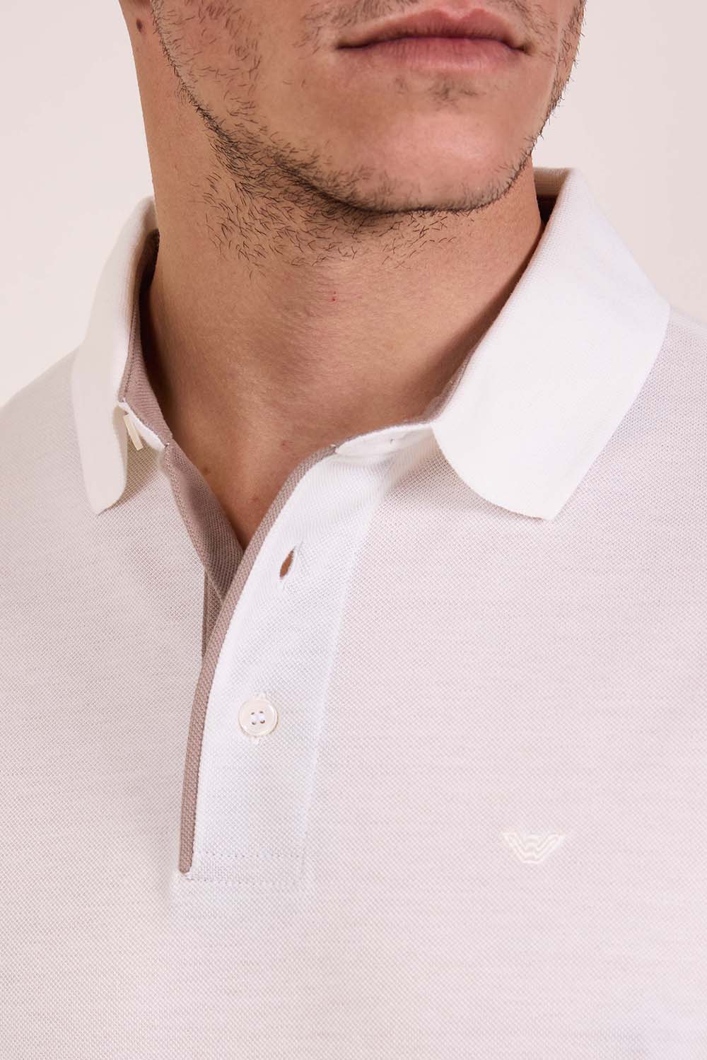 תמונת תקריב דוגמן של חולצת פולו