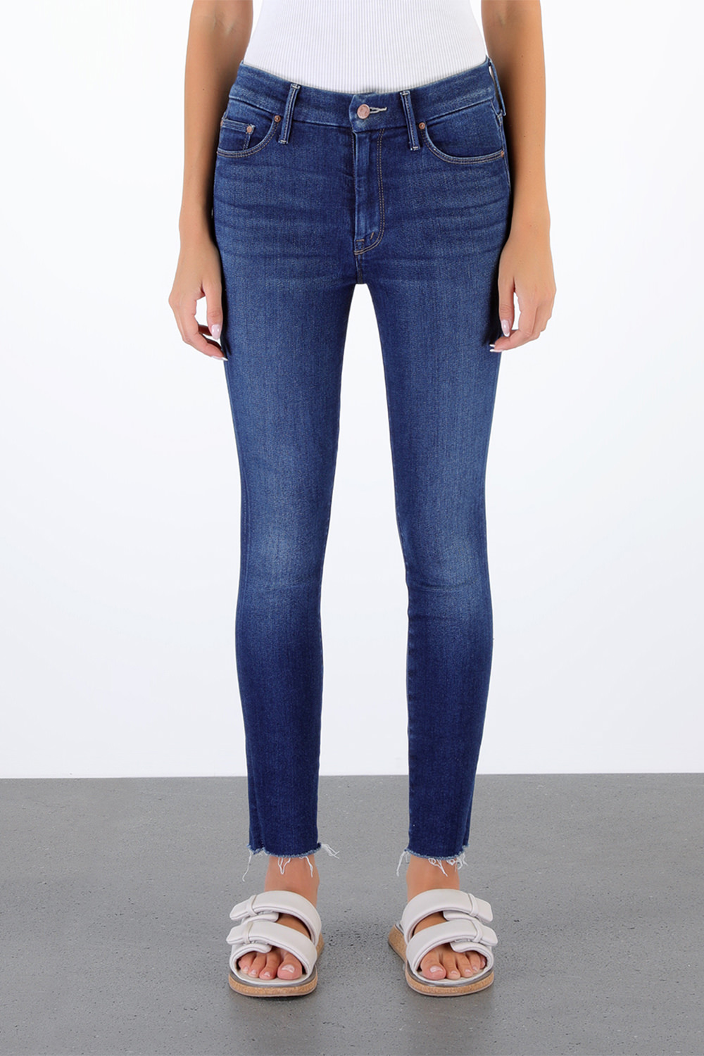 תמונת דוגמן קידמית של The Looker Ankle Fray in Dark Indigo