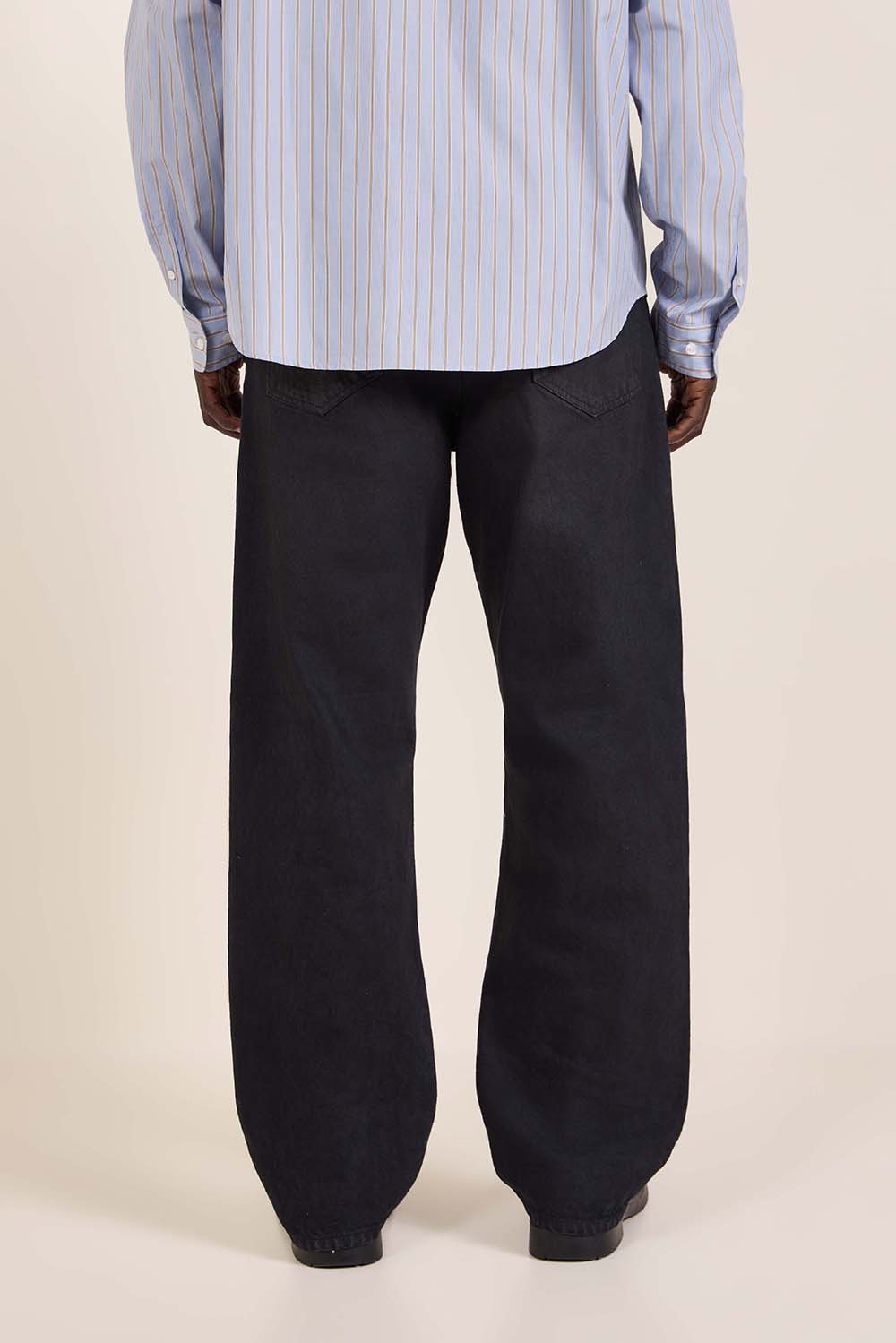 תמונת תקריב דוגמן של מכנסי ג'ינס בגזרה ישרה