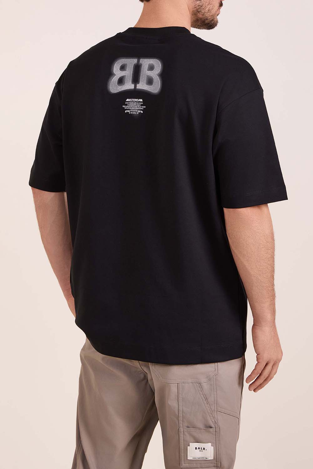 תמונת דוגמן אחורית של חולצת טי אוברסייז