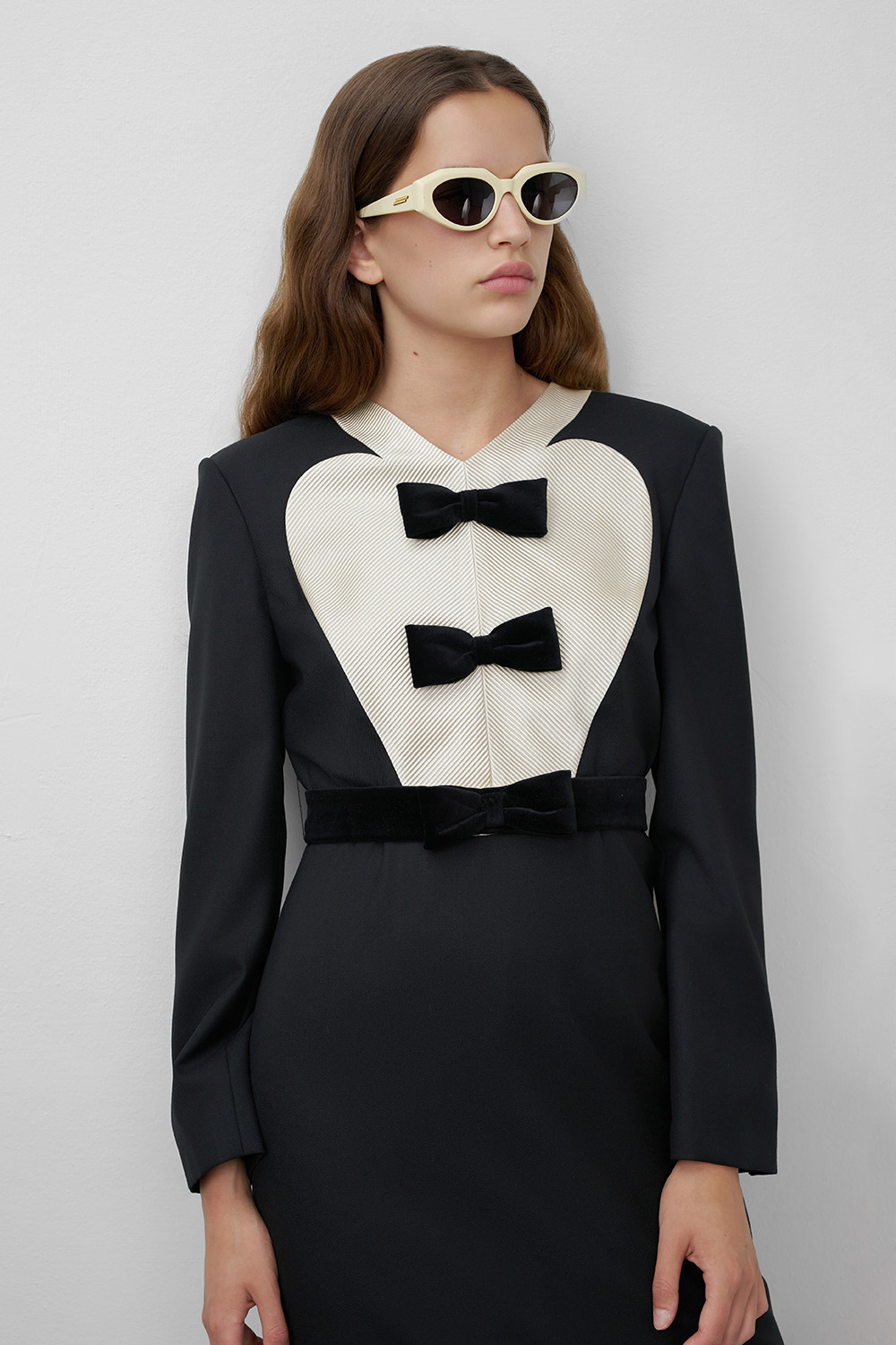 תמונת תקריב דוגמן של שמלת צמר מידי