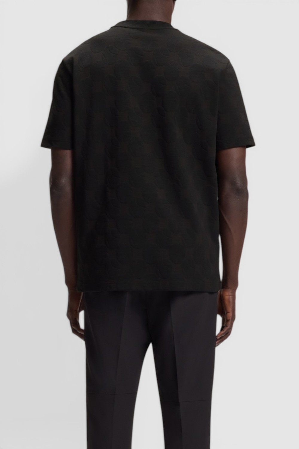 תמונת דוגמן אחורית של חולצת טי בגזרה משוחררת