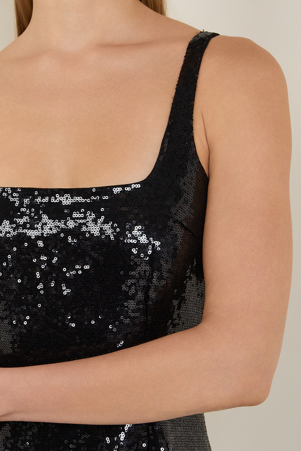 תמונת תקריב דוגמן של שמלת פאייטים ארוכה