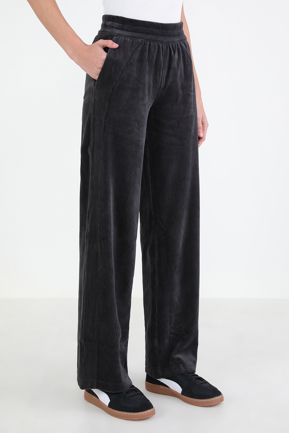 תמונת דוגמן קידמית של Scuba Mid-Rise Wide-Leg Velvet Cord