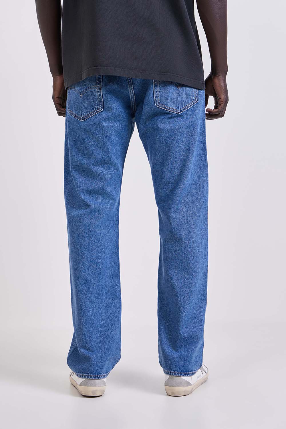 תמונת דוגמן אחורית של מכנסי ג'ינס בגזרה משוחררת 501