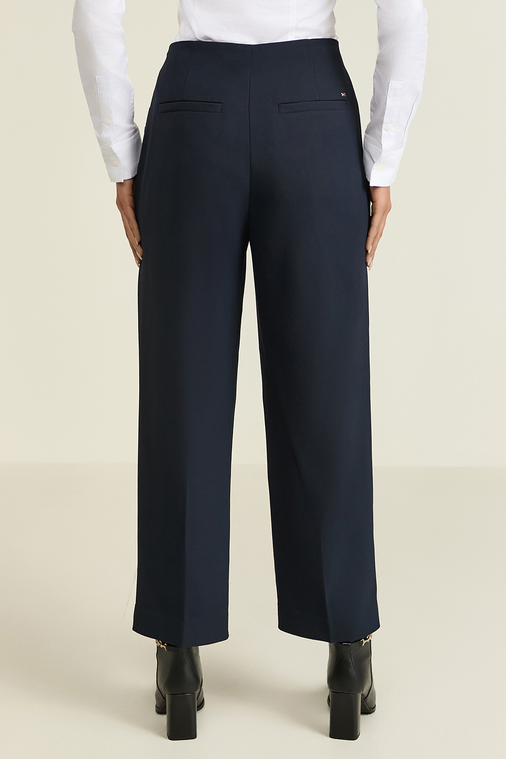 תמונת דוגמן אחורית של מכנסי טוויל